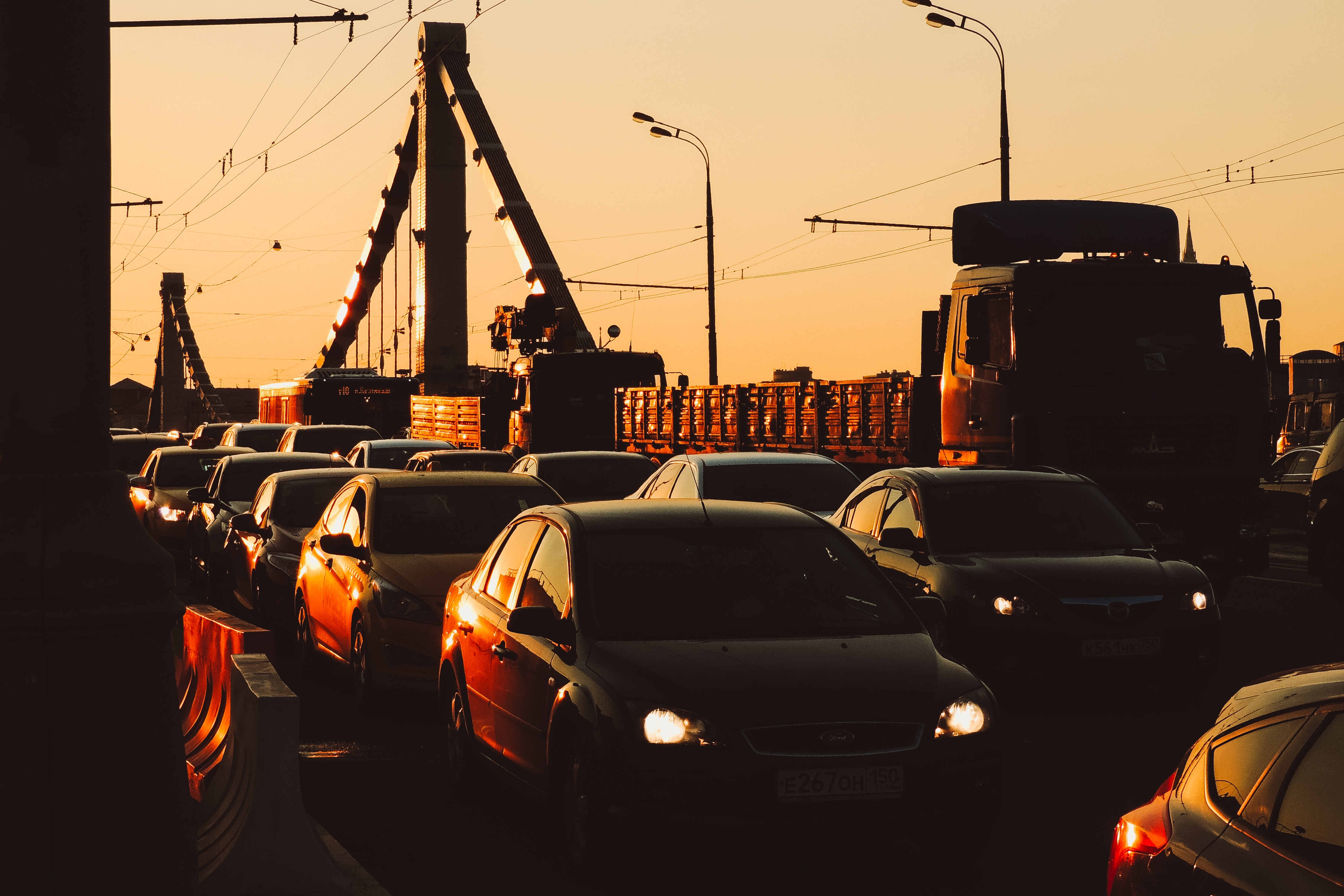 Крымский мост время пробки. Мост фото. Пробка из машин. Пробка на Крымском мосту. Машина на мосту фото.