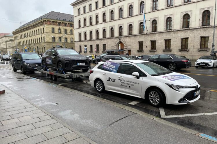 Münchner Uber-Fahrzeuge bei einer Demonstration gegen die Einführung von Mindestbeförderungsentgelten. Die teilnehmenden Fahrer waren teilweise gekauft und wussten gar nicht, dass sie eigentlich gegen ihre eigenen Interessen demonstrieren