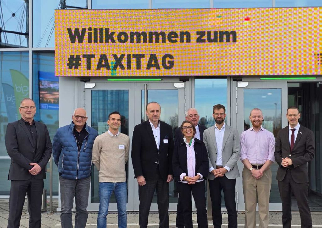 Die bei der Wahl anwesenden Crew des BVTM-Präsidiums, der Vorstandschaft und der Geschäftsstelle. Von Links: Wolfgang Oertel, Roland Böhm, Daniel Schwuchow, Aleksandar Dragicevic, Bärbel von Teuffel, Hans-Peter Kratz, Gregor Beiner, Floris Cooijmans und Michael Oppermann; Foto: Taxi Times