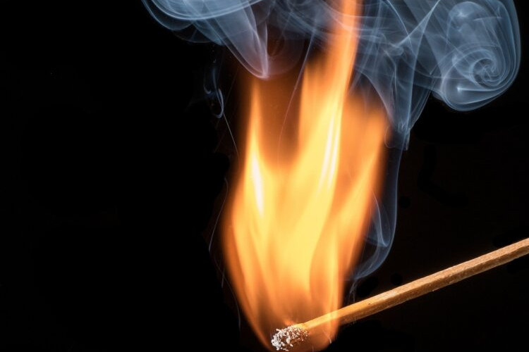 Bild mit einem Streichholz