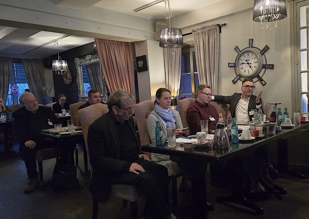 Dirk Ritter (rechts) in Glückstadt 2026 beim Diskutieren über die Zukunftschancen von MWU; Foto Taxi Times