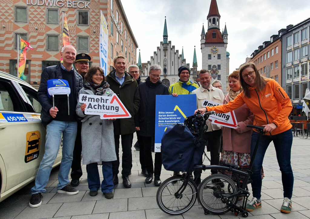 Christian Hess, IsarFunk, Thomas Hampel, Polizeipräsident München, Vorsitzende der Taxikommission Sybille Stöhr, Zweiter Münchner Bürgermeister Dominik Krause, Alexander Kreipl, ADAC Südbayern, Georg Dunkel, Mobilitätsreferat, Andreas Schön, ADFC, Marc Borucki und Eva Mahling
