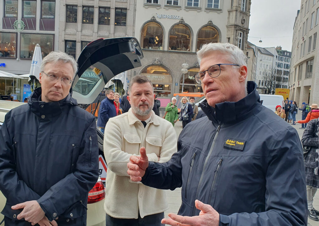 Georg Dunkel, Leiter des Mobilitätsreferates, Marc Borucki, Signal Iduna und Alexander Kreipl, ADAC-Südbayern. Foto: Taxi Times