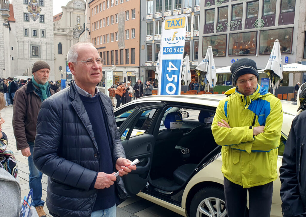 Christian Hess, Geschäftsführer von IsarFunk eröffnete die Veranstaltung (li). Andreas Schön, 1 Vorsitzender des ADFC München e.V, (re).
