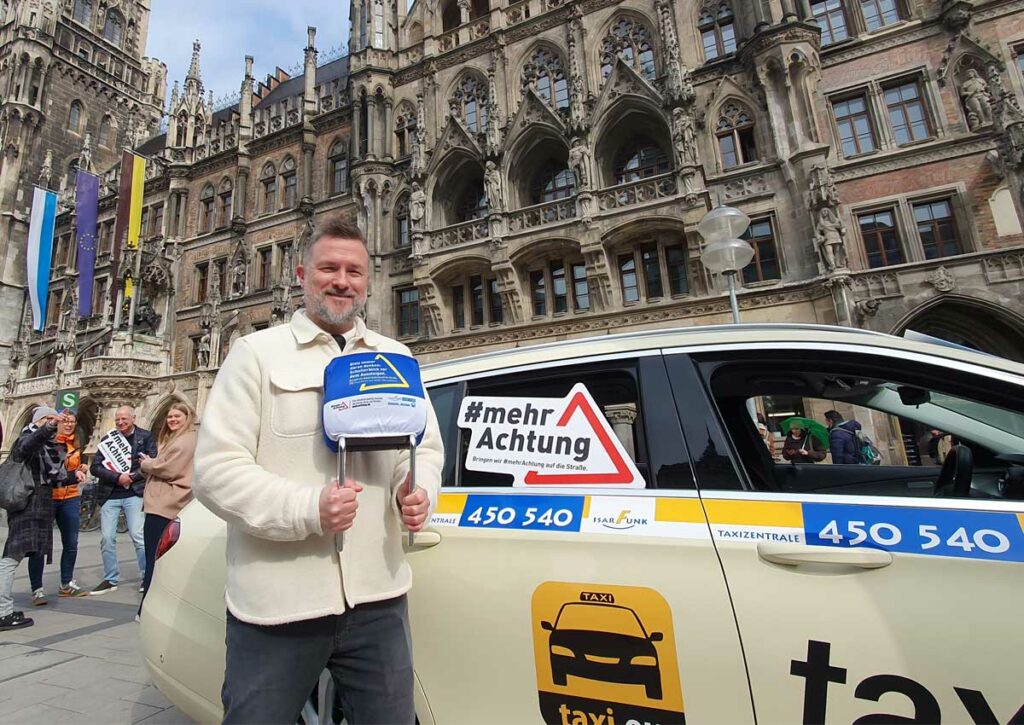 Die Signal Iduna, hier vertreten durch Marc Borucki, unterstützt die Aktion #Mehr Achtung. Foto: Taxi Times
