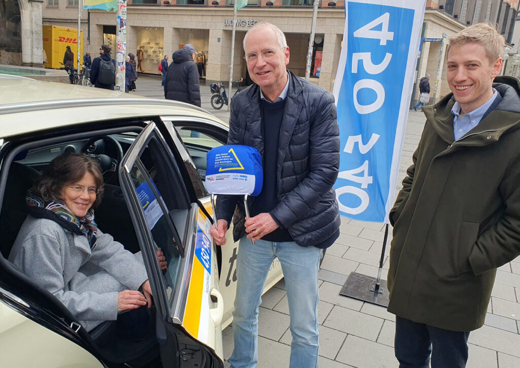 Stadträtin Sybille Stöhr testete gemeinsam mit Christian Hess und Dominik Krause den ‚holländischen Griff. Foto: Taxi Times