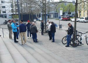 Keine Volksfeststimmung auf dem Vorplatz des Uber Greenlight Büros. Foto: Taxi Times